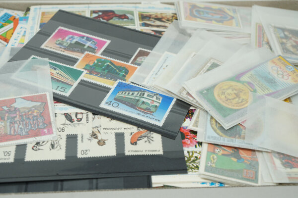 Briefmarken Fundgruben Box Konvolut mit und ohne Gestempelt gemischt von Sammler