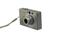 Canon IXUS 70 Digitalkamera / 7 MP / 3-fach opt. Zoom / 2,5 Zoll / Silber / Top
